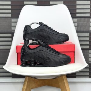 Nike Shox R4 "Triple Black"