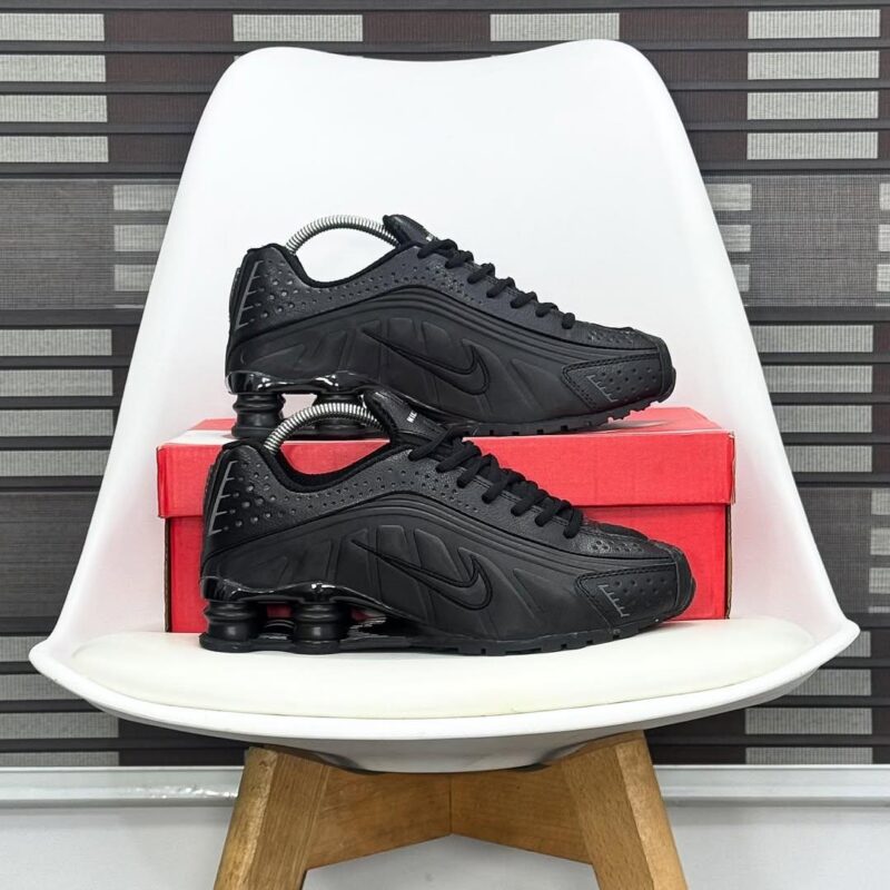 Nike Shox R4 "Triple Black"